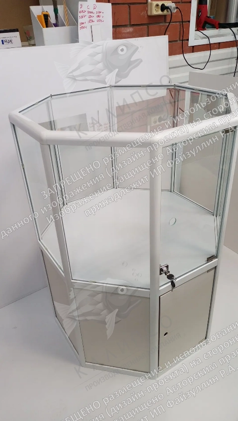 Восьмигранная шкаф-витрина с подсветкой, с бронирующей защитной пленкой, арт. ШК-4681Б