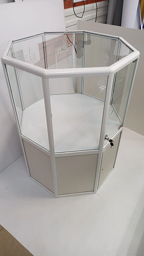 Восьмигранная шкаф-витрина с подсветкой, с бронирующей защитной пленкой, арт. ШК-4681Б